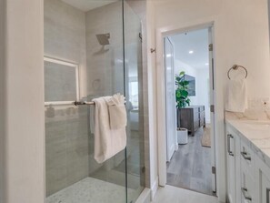Hair dryer, towels - NEW! 30+Day 2BD 2BTH with Ocean Views in Birdrock of La Jolla!  Parking AC & Walkability! (San Diego)