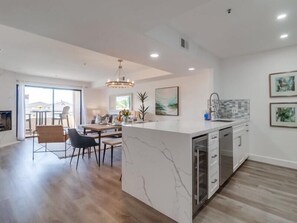 Fridge, microwave, oven, stovetop - NEW! 30+Day 2BD 2BTH with Ocean Views in Birdrock of La Jolla!  Parking AC & Walkability! (San Diego)