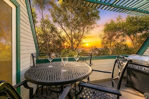 Outdoor dining - Perfect For Families, Walk To Beach With Parking and Great Reviews! (San Diego)