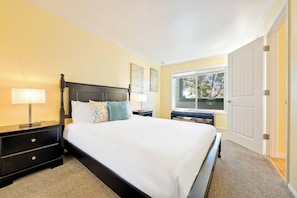 3 bedrooms, WiFi, bed sheets - Perfect For Families, Walk To Beach With Parking and Great Reviews! (San Diego)