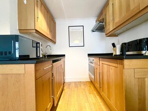 Fridge, microwave, oven, stovetop - 1 Bed Apartment- Hyde Park- Central London (London)