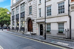 Exterior - 2 Bed House- Piccadilly! (London)