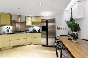 Fridge, microwave, oven, stovetop - 2 Bed House- Piccadilly! (London)
