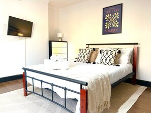 3 bedrooms, iron/ironing board, WiFi, bed sheets - 2 Bed Apartment- Camden Town (London)