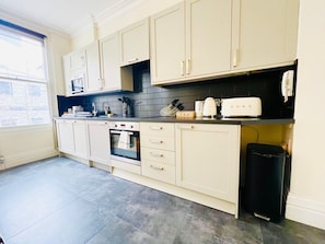 Fridge, microwave, oven, stovetop - Huge 4 Bed- Archway Underground Station! (London)