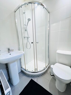 Bathroom - Huge 4 Bed- Archway Underground Station! (London)