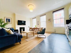 TV - Huge 4 Bed- Archway Underground Station! (London)
