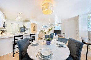Dining - Perfect For Families, Steps To Beach, Parking & AC (San Diego)