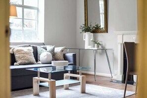 TV - 2 Bed Apartment- Mayfair (4) (London)