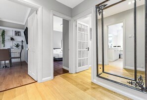 3 bedrooms, iron/ironing board, WiFi, bed sheets - 2 Bed Apartment- Mayfair (4) (London)