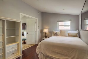 1 bedroom, iron/ironing board, WiFi, bed sheets - Steps 2 Beach, Great for Couples W/Parking, Amazing Reviews! (San Diego)