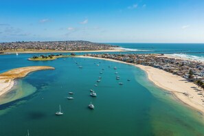 Beach nearby - Steps 2 Beach, Great for Couples W/Parking, Amazing Reviews! (San Diego)