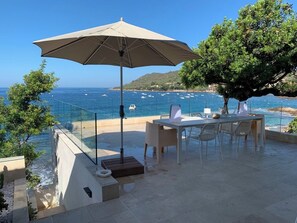 Outdoor dining - Waterfront villa near Ajaccio with direct beach access (Casaglione)