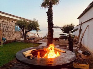 Terrace/patio - Waterfront villa near Ajaccio with direct beach access (Casaglione)