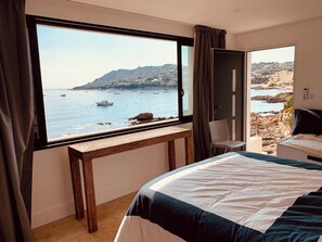 4 bedrooms, iron/ironing board, WiFi, bed sheets - Waterfront villa near Ajaccio with direct beach access (Casaglione)