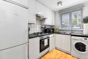 Køleskab, mikrobølgeovn, ovn, kogeplade
