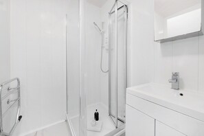 Bathroom - 2 Bed Piccadilly Apartment (1) (St. James's)