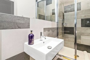 Bathroom - Stunning 3 Bed Apartment | Paddington (London)