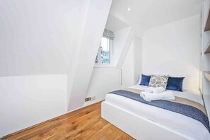 2 bedrooms, iron/ironing board, WiFi, bed sheets - 2 Bed / 2 Bath Apartment with lift- Oxford Street! (London)