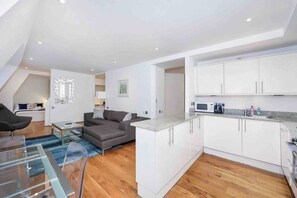 Interior - 2 Bed / 2 Bath Apartment with lift- Oxford Street! (London)