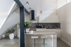 Fridge, microwave, oven, stovetop - Mayfair Loft Apartment! (London)