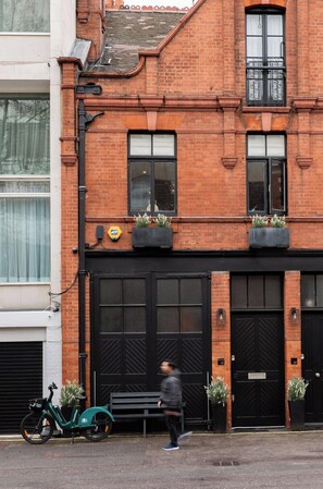 Exterior - Mayfair Loft Apartment! (London)