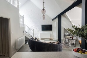 TV - Mayfair Loft Apartment! (London)