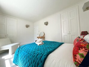 3 bedrooms, iron/ironing board, WiFi, bed sheets - Split Level 2 Bed Apartment- Mayfair (London)