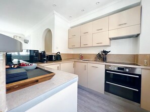Fridge, microwave, oven, stovetop - Split Level 2 Bed Apartment- Mayfair (London)