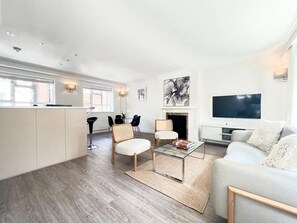 Unclassified image, 3 of 19, button - Split Level 2 Bed Apartment- Mayfair (London)