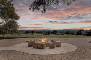 Property grounds - Blanco Hill Country Hideaway (Blanco)
