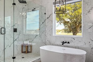 Shower, hair dryer, towels, soap - Blanco Hill Country Hideaway (Blanco)