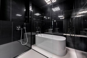 Doccia, asciugacapelli, asciugamani, sapone