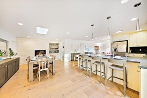 Dining - Perfect for Families W/Pool, Lrg Back Yard and AC! (San Diego)