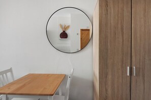 Dining - Budget Archway Studio (London)