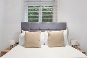3 bedrooms, iron/ironing board, WiFi, bed sheets - 2 Bed Piccadilly Apartment (4) (St. James's)