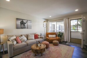 TV - Amazing Location,Pool,Walk to Beach & Restaurants! (San Diego)