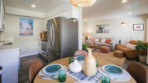 Un espacio habitable moderno con comedor, cocina y zona de estar.