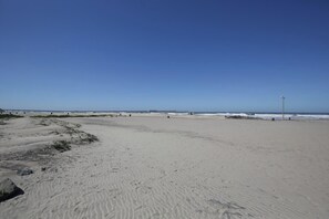 Beach nearby - Amazing Location,Pool,Walk to Beach & Restaurants! (San Diego)