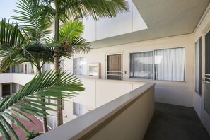 Terrace/patio - Amazing Location,Pool,Walk to Beach & Restaurants! (San Diego)