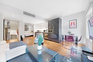 Unclassified image, 2 of 25, button - 3 Bed Apartment- Mayfair - New Bond Street (London)