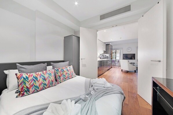 Unclassified image, 1 of 25, button - 3 Bed Apartment- Mayfair - New Bond Street (London)