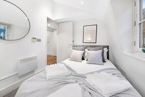 4 bedrooms, iron/ironing board, WiFi, bed sheets - 3 Bed Apartment- Mayfair - New Bond Street (London)