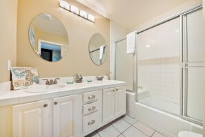 Hair dryer, towels - Perfect For Families, Steps To Beach, Close to Everything! (San Diego)