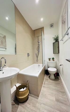 Towels - 2 Bed Apartment – Steps from Oxford Street! (London)