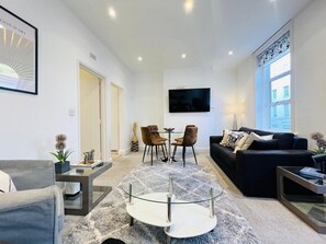 TV - 2 Bed Apartment – Steps from Oxford Street! (London)