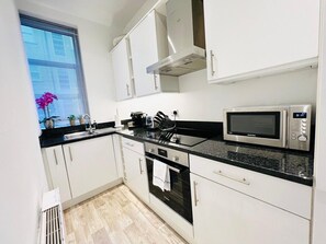 Fridge, microwave, oven, stovetop - 2 Bed Apartment – Steps from Oxford Street! (London)