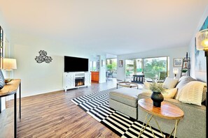 TV, fireplace - Pet Friendly 2 bedroom in Point Loma Overlooking Kellogg Beach - Stay for 30 days! (San Diego)