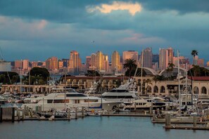 Marina - Pet Friendly 2 bedroom in Point Loma Overlooking Kellogg Beach - Stay for 30 days! (San Diego)