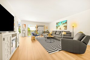Ein modernes Wohnzimmer mit Sofa, Couchtisch und TV-Schrank.